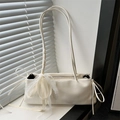 Schicke weiße Baguette-Schultertasche mit eleganter Spitzenschleife und Glanzfinish - Weiß
