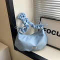 Bolso hobo azul claro en forma de media luna con correa rizada y etiqueta de moda - Azul
