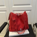 Rote Canvas-Tunnelzug-Tasche mit Karofutter und verstellbarem breitem Schultergurt - Rot