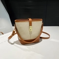 Sac seau tissé beige chic avec garniture en cuir marron et fermoir rotatif doré - Marron