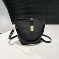 Sac seau noir élégant avec tissage diagonal texturé et fermoir doré rotatif chic - Noir