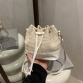 Κρεμ τσάντα bucket με κορδόνι, υφαντό σχέδιο και ρυθμιζόμενο λουράκι ώμου - Ζαχαρί