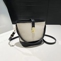 Sac seau bicolore chic avec texture tissée crème et détails en cuir noir élégants - Blanc