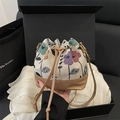 Sac seau en tricot floral bleu et violet, présenté dans un coffret cadeau de luxe - Kaki
