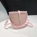 Sac seau rose avec texture tissée, finitions en cuir et fermoir doré chic - Rose