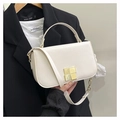 Detalle de bolso rectangular crema con cierre de metal dorado elegante y sofisticado - Blanco