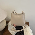 Elegante borsa a secchiello in pelle color crema con tracolla dal design unico a nodo - Cachi