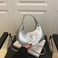 Bolso de media luna plateado con dije de corazón y detalle de encaje blanco fino - Plateado