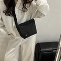 Bolso bandolera minimalista de nailon negro para mujer con remaches y logo de metal - Negro