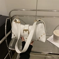Sac sous le bras en cuir blanc brillant avec clous dorés et boucle de décoration - Blanc