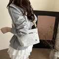Bolso bandolera ligero de nailon blanco con textura plisada y logo metálico - Blanco
