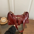 Sac à épaule vintage en cuir verni bordeaux avec rivets dorés et boucle chic - Rouge