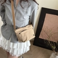 Bolso bandolera minimalista de nailon caqui con correa ancha y detalle metálico - Caqui