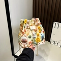 Sac seau tendance avec imprimés mignons d'ours et de fleurs et bandoulière chaîne. - Fleur