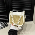 Borsa a tracolla quadrata in paglia con catena in acrilico bianco e cinturino regolabile - Bianco
