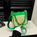 Borsa a tracolla in paglia beige e verde con una vistosa catena decorativa in plastica - Verde