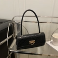 Schwarze baguette tasche mit krokoprägung und einer edlen goldenen hufeisenschnalle - Webdesign / Schwarz