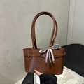 Braune glänzende Ledertasche mit rosa karierter Schleife und silberner Schnalle - Hellbraun