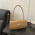 Schicke senfgelbe Baguette-Tasche mit Kroko-Prägung und goldener Metallschnalle - Krokodiltextur Stil / Khaki