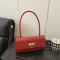 Rote Baguette-Achseltasche mit Prägemuster und goldener D-Ring-Schnalle für Damen - Krokodiltextur Stil / Rot