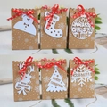 Weihnachts-Geschenktüten aus Kraftpapier mit Schneeflockenmuster und festlichen Anhängern - Stil 001 (001) / 24er Pack