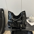 Glänzende schwarze Retro-Unterarmtasche mit Silberschnallen und großem Schultergurt - Schwarz