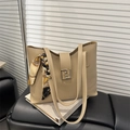 Beige kunstlederen shopper met goudkleurige gesp en een zijden sjaal aan het handvat - Khaki