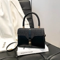 Borsa nera strutturata con patta glitterata e chiusura dorata su libri bianchi - Nero