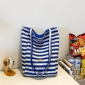 Borsa tote in tela a righe blu e bianche con stemma dorato fatto a mano in stile casual - Blu