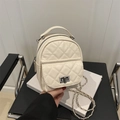 Schicker gesteppter Mini-Rucksack in Cremeweiß mit Rautenmuster und silberner Kette - Weiß