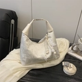 Elegante bolso de mano blanco crema con bordado de mariposa, textura de seda y borla - Blanco