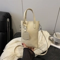 Elegante crèmewitte leren telefoontas met schattige puppy-hanger en schouderband - Wit