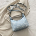 Elegante bolso de hombro jacquard azul claro con motivos florales y detalles de cuero - Azul claro