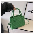 Dettaglio della borsa a tracolla verde trapuntata con pelle testurizzata e hardware oro - Verde