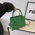 Piccola borsa quadrata verde con rilievo a rombi, manici e tracolla dorata - Verde