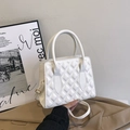 Borsa a tracolla bianca trapuntata in ecopelle con doppi manici e finiture oro - Bianco