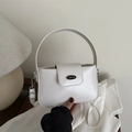 Bolso de hombro chic de cuero blanco crema con hebilla metálica y asa superior - Blanco