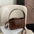 Bolso de mano en cuero marrón brillante con logo JWHN y correa ajustable, estilo minimal - Marrón