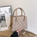 Elegante borsa trapuntata albicocca con doppi manici e tracolla regolabile - Cachi