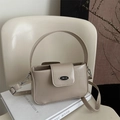 Bolso de mano beige en cuero brillante con placa de logo ovalada y correa extraíble - Caqui