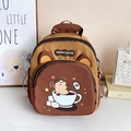 Zainetto bimbi marrone e giallo con stampa capibara e toppa decorativa Happy Days - Stile di Caffè