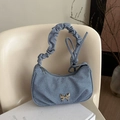 Bolso de hombro chic en denim azul con detalle de mariposa plateada y asa rizada - Azul