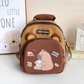 Zaino per bambini marrone con orecchie da orso e ricamo Happy Days colorato - Bevendo tè al latte