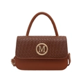 Schicke braune gewebte Handtasche mit goldenem M-Logo und elegantem Griff für Damen - Braun