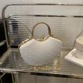 Sac pochette de soirée blanc en forme de coquille avec texture perlée et chaîne - Blanc