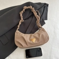 Braune gefaltete Wolkentasche mit gerafftem Riemen und dreieckigem Metalllogo-Detail - Khaki