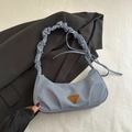 Hellblaue Jeans-Cloud-Tasche mit geriffeltem Gurt und braunem Lederaufnäher - Blau