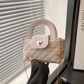 Schicke gesteppte cremefarbene PU-Handtasche mit Herzschloss und Kettengurt - Gebrochenes Weiß