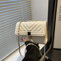 Sac à bandoulière blanc matelassé en V avec fermoir argenté et bandoulière en chaîne - Blanc