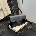 Bolso de cuero bicolor con solapa de tela azul oscuro y cierre de trébol dorado - Negro